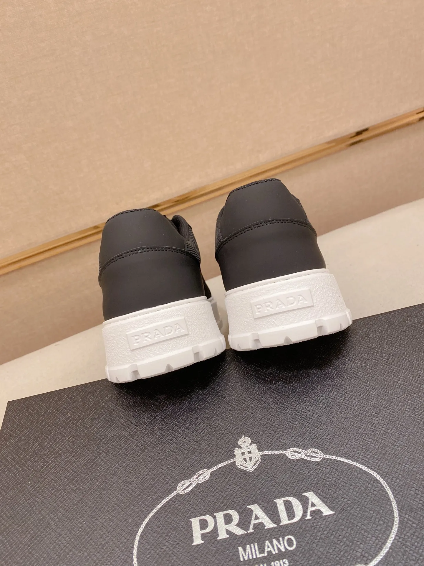 Men's men's shoes💰: 440💰[Prada～Prada] Trendy new styles are on the market. Same style as the official website. Counter quality. Original version. [Strong] [Strong] Imported selected first-layer cowhide. Comfortable and breathable sheepskin lining, fine workmanship, upper layer made of 100% pure cowhide, original last shape, comfortable on the feet, shoe sizes 38 to 44